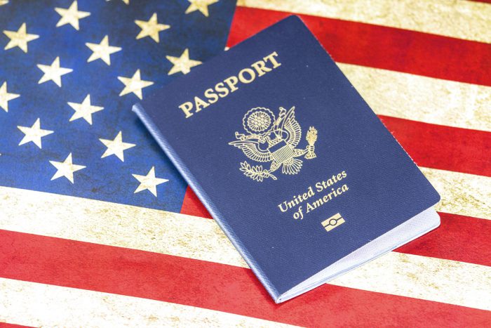 Lees meer over het artikel Over de grens: Eerste X op Amerikaans paspoort & ophef om grappen over transgenders
