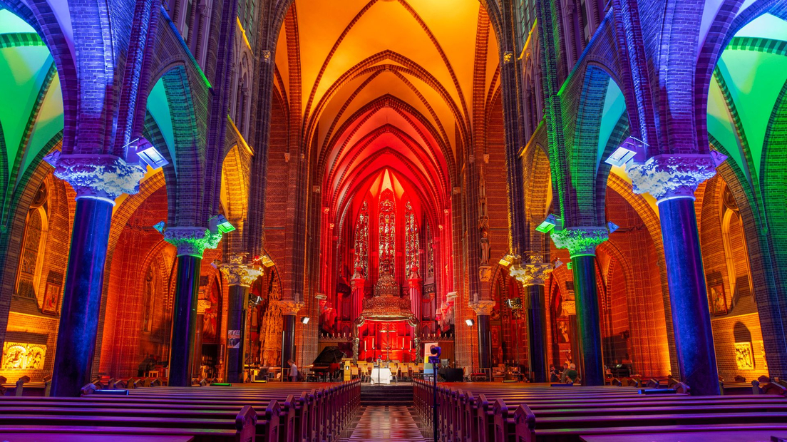 Lees meer over het artikel Kerkgebouwen in regenboogkleuren