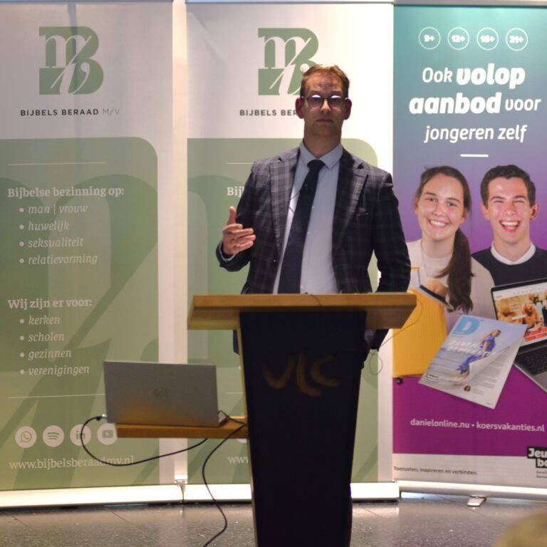 Lees meer over het artikel Stimuleer jongere om Bijbel en opvoeders als vraagbaak te gebruiken