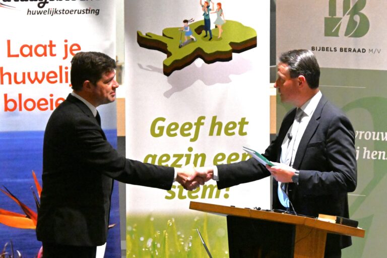 Lees meer over het artikel Boekje ‘Huwelijk’ gepresenteerd