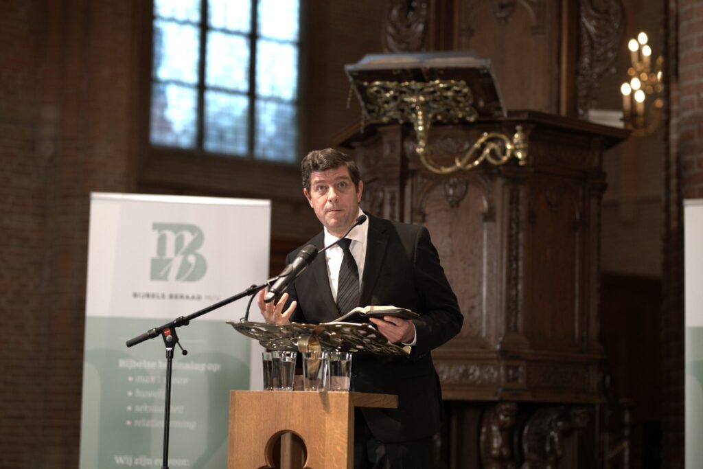 Ds. M. Klaassen opende de avond.