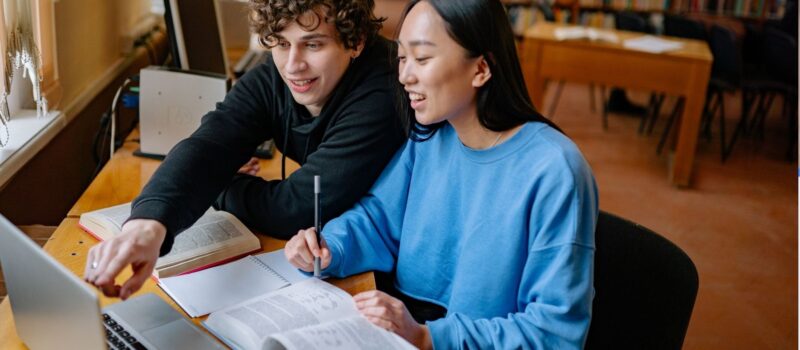 Studenten zijn aan het leren op school. Bron: Canva