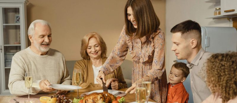 Gezin met grootouders aan tafel_pexels-tima-miroshnichenko