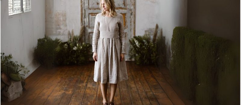 Vrouw met eenvoudige jurk_bewerkt met AI