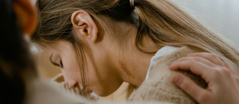 Helper biedt helpende hand_pexels-mart-production