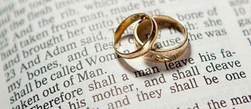 Het is de Heere die man en vrouw samenbrengt en door een verbond aan elkaar verbindt.