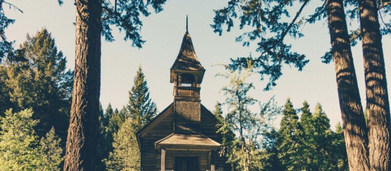 Houten kerkje in de natuur_eric-muhr-unsplash
