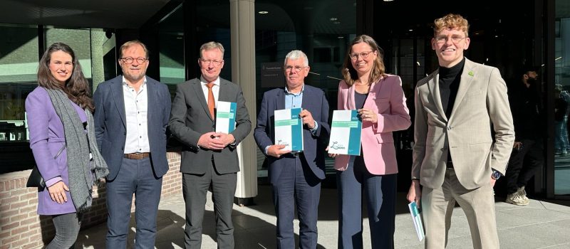 V.l.n.r. Dingena de Ruiter (waker), Dirk-Jan van Os (voorzitter Kies Leven), Diederik van Dijk (SGP), Kees van Helden (coördinator Kies Leven), Mirjam Bikker (CU), Jochem Vrugt (BBB).