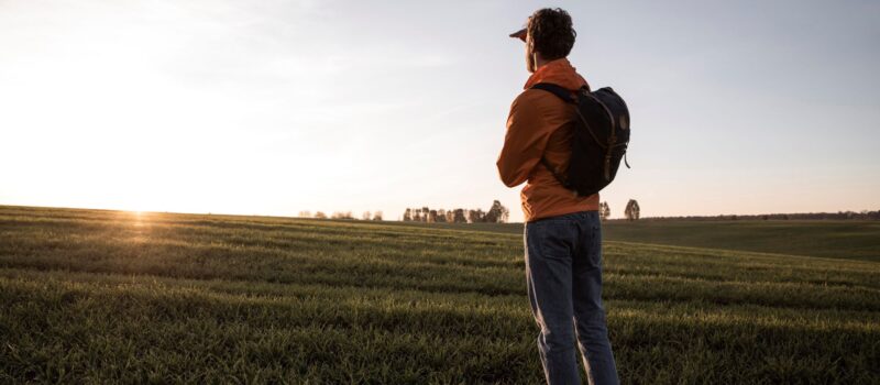 Man kijkt in de verte. Bron: Freepik