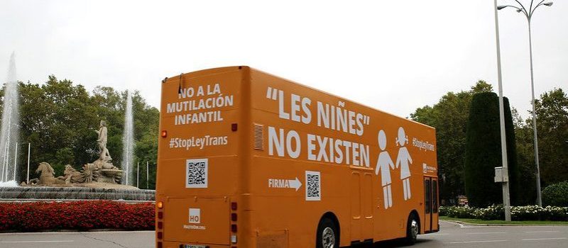 De buscampagne tegen de nieuwe transgenderwet. Foto Twitter, Teresa GNoblejas