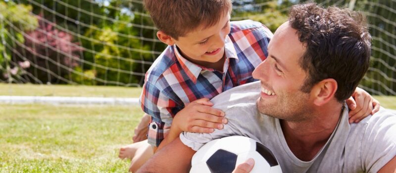 Vader en zoon met voetbal_bron Canva