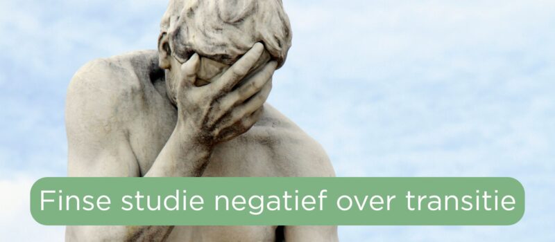 Beeld van man met hand voor gezicht. Bron: Canva