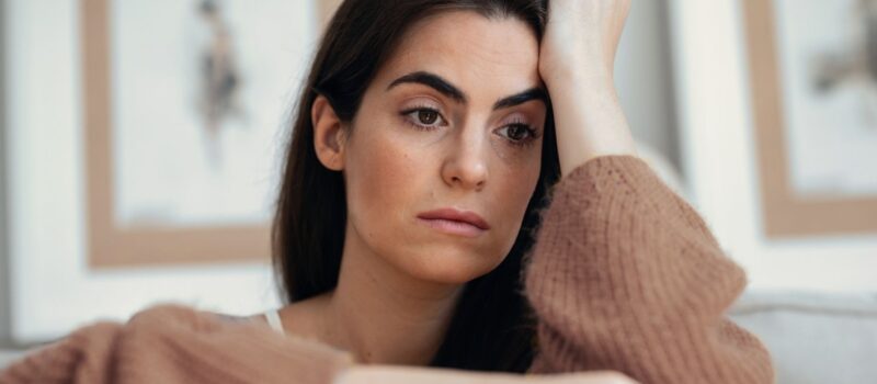 Vrouw in gedachten verzonken. Bron: Canva