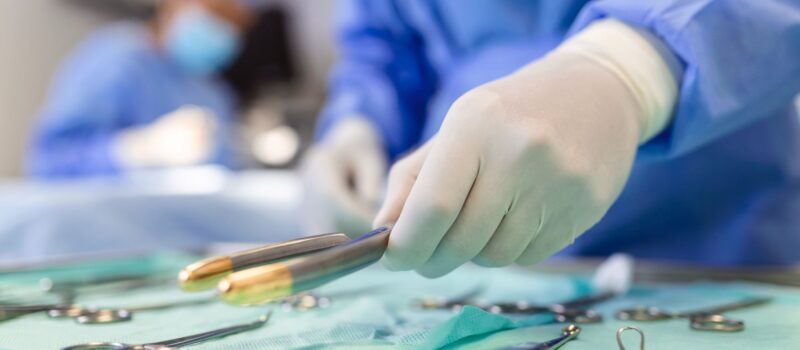 chirurg met operatiegereedschap_Freepik-Stefamerpik