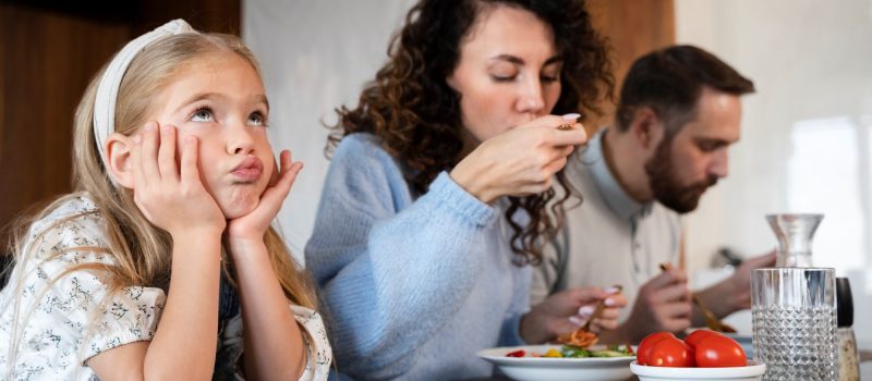 close-up-family-enjoying-food-together_Freepik