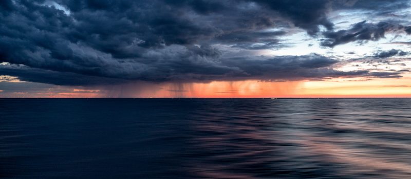 Donkere wolken hebben een dreigend karakter. Een onbestemd gevoel kan zich meester van je maken.