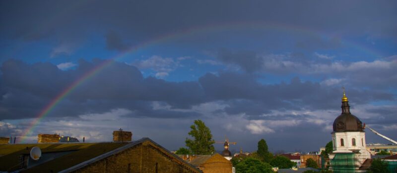 donkere wolken, regenboog
