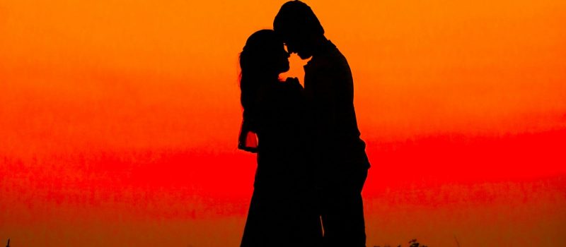 geliefden bij zonsondergang_abdul-gani-m_unsplash