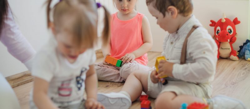 Jonge kinderen spelen in een kinderdagverblijf