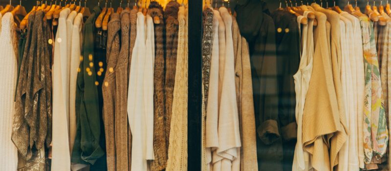 Vrouwenkleding in winkel. Bron: Unsplash, Hannah Morgan
