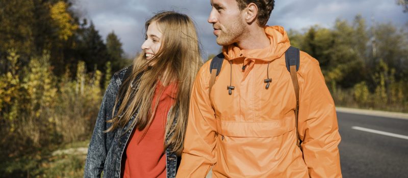 Man en vrouw samen onderweg. Bron: Freepik