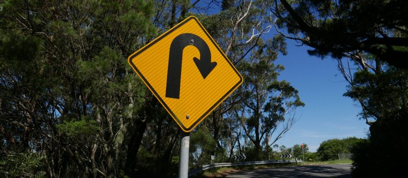 Bord keer om. Unsplash: Jim Wilson