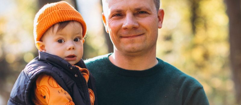 jonge vader met kleine zoon in park_Freepik-Seniv Petro