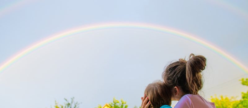 kinderen kijken regenboog