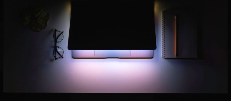 laptop-dark-night-desktop_Bron Freepik
