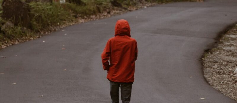 Jongen loopt alleen op een weg_leo-sagala-unsplash