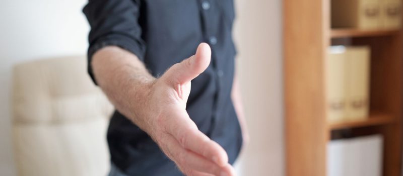 Man steekt zijn hand uit_Freepik