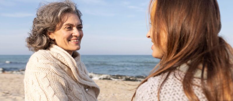 Moeder en dochter in gesprek. Bron: Freepik