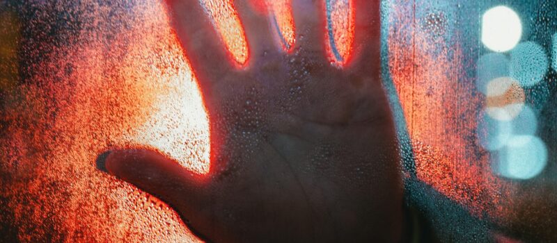 Misbruik staat nooit op zichzelf. Bron: Freepik.