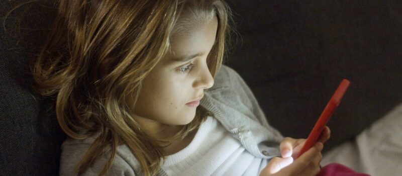 Meisje kijkt op smartphone. Bron: Pexels_Kampus