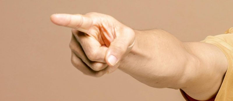 Beschuldigende hand - pexels-ketut-subiyanto