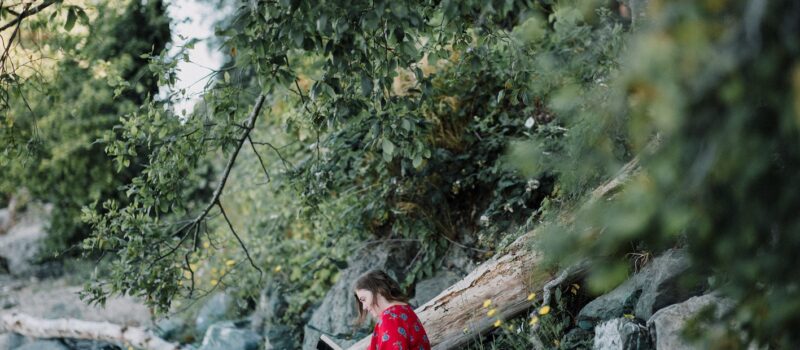 Vrouw leest boek. Unsplash: Priscilla du Preez