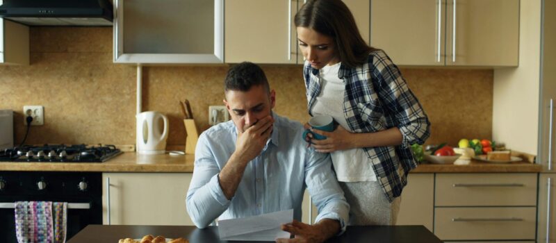 Man en vrouw zijn bezorgd over schulden. Bron: vitaly-gariev-Unsplash