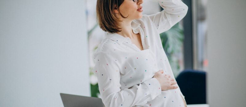 Zwangere vrouw op kantoor. Bron: Freepik_Senivpetro